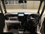 運転席まわりは前方を見渡しやすく、視界が開けた印象です。座席や足元もすっきりまとまり、同乗者との会話や毎日の移動を快適に楽しめる車内空間です。