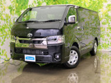 引き締まったフロントまわりに、メッキ調のアクセントが映える洗練された佇まい。車体側面へ続くラインもすっきりとまとまり、街中でも存在感のある印象です。