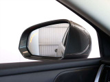 ドアミラーの鏡にはLEDが組み込まれており、車両両脇の後方から車両が接近した際には点滅して知らせることが可能です
