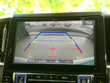 後方の様子を画面で確認でき、駐車時の周囲確認をサポートします。目安となるガイド線も表示されるため、車庫入れや駐車スペースへの後退時に位置を把握しやすく、日常の駐車に便利です。