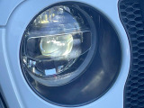 ●LEDヘッドライト:夜間走行時も良好な視界を確保し安心して運転できる高輝度LEDヘッドライトを装備!点灯速度が早く、消費電力も抑えられています。