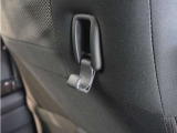 ◆コンビ二フック◆ちょっとした買い物の袋を吊り下げたり、ゴミ袋を吊り下げられるコンビニフックがあり車内を転がらず便利です!
