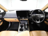 上質で落ち着いた印象のインパネ。視界も広々で運転しやすいです。