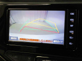 バックでの車庫入れはハンドルと連動したガイドラインが出る「バックガイドモニター」がサポートいたします。