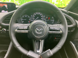 握ったまま手元のスイッチ類にアクセスしやすい配置で、運転中の視線移動を抑えやすい設計です。計器類も見渡しやすく、日常の運転をサポートします。