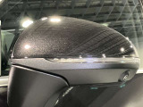ウィンカー内蔵ドアミラーを開発したのは『メルセデス・ベンツ』です。他車からの視認性が高まり、事故の可能性を低減させています。更に、点灯部分はドライバーの視界に入らないように設計されています。