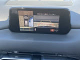 狭い場所での駐車やすれ違いなどでより的確な運転操作に役立つ360&deg;ビューモニターが装備されています。