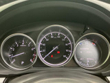 速度や各種車両情報をまとめて確認できるメーター配置です。表示の位置が分かりやすく、運転に必要な情報を把握しやすい視認性の高い運転席まわりです。