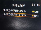 【後側方衝突防止支援】隣接レーンの後側方を走行する車両を検知すると表示で知らせ、車線変更を開始した時には車両をもとの車線内に戻すような力を発生し他車両との接触を回避するようアシストします。