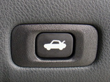 ボタン一つでトランクオープンが可能!車内から操作できる為、非常に便利な装備の一つとなります!