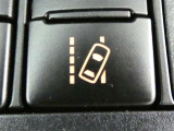 「レーンディパーチャーアラート」セットスイッチ。車線または走路からの逸脱の可能性を警告すると共に、車線または走路からの逸脱を避けるためのハンドル操作の一部を支援する機能です。