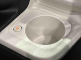 (前席/掘り込み式)ホットカップホルダー☆保温付で温活が車内でも実現♪600mlのペットボトルまで対応しておりスイッチ1つで温かい飲み物は保温を、冷たい飲み物は常温にしてくれます