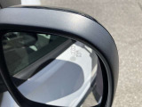 ブラインドスポットモニター付きですので死角に車両がいるとオレンジに光って知らせてくれます。