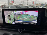 車を真上から見ているように、周囲の状況を把握しながら安心して駐車が行えるアラウンドビューモニター装備!
