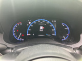 速度計などのアナログ表示に加え、中央の画面でシフト位置や車両情報を確認できます。必要な情報が運転席正面にまとまり、走行中も視線移動を抑えやすい配置です。