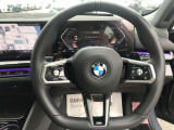 【ハンドル】ドライバーとBMW車の一体感がダイレクトに伝わるステアリングホイール。形状・太さへの拘りに加えて、操作性を高める為にスイッチ類も配置。クイックかつ安定のドライビングを体感下さい!