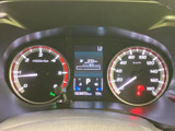運転に必要な情報をまとめて確認できるメーターまわりです。中央の表示部と左右の計器が見やすく配置され、燃料や車両情報を運転席から把握しやすいため、日々の運転をサポートします。