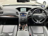 運転席と助手席を見渡せるすっきりとした室内で、前方の視界も広く感じられます。座席まわりにはゆとりがあり、同乗者も落ち着いて過ごせる居心地のよい空間です。