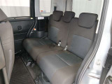前席とのウォークスルーが可能なため、車内の移動がしやすく、日常使いに便利なレイアウトとなっています