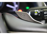 ステアリングから手を放すことなく瞬時にシフトチェンジできるパドルシフト付。コーナーで減速した後瞬時に加速したい場合や急な上り坂で失速を防止するのに役立ちます。スポーティでキレのある運転が楽しめます。