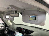 【サンバイザー】車内で身だしなみを整えるためのバニティミラーがセット。お化粧直しや髪型のチェックに活用できます。