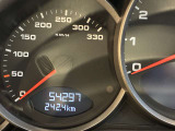 撮影時のメーター表示は54,297km。走行距離も車両選びの大切な確認ポイントです。禁煙・修復歴無しの正規ディーラー車。法定整備付、1年間・走行距離無制限保証付きでご案内します。