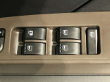 パワーウィンドは今や当たり前の機能ですが、無いと困る機能です。運転席からの操作で、全席の窓を振るオープンにしたり、フルクローズが可能です。