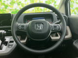 左右のスポークにスイッチがまとまり、運転姿勢を保ちながら手元で各種操作にアクセスしやすい仕様です。握りやすい形状で、日々の運転を快適にサポートします。