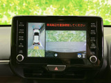 車両周辺の映像と俯瞰表示を画面で確認でき、駐車時など周囲を把握したい場面に便利です。表示内容が一画面にまとまり、車両の位置関係をつかみやすいのも安心につながるポイントです。