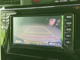 後方の映像に加えてガイド線が表示され、駐車時に車両周辺を確認しやすい装備です。目視での確認と組み合わせることで、駐車スペースへの出入りや後退時の目安として役立ちます。