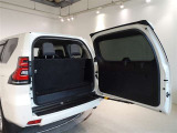 小柄な方でも扱いやすい横開きのバックドアです。狭い駐車場でも荷物の出し入れが楽です。
