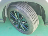 215/55R17タイヤの残り溝は約7分山です。