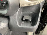 運転席側ドリンクホルダーです。高めの位置にご用意しておりますので目線を下げることなくご利用頂けます!!
