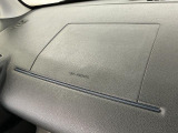 【助手席エアバッグ】SRSエアバッグとはシートベルトの働きを補助して衝突した時に乗員の衝撃を軽減するシートベルト併用式エアバッグ。前面衝突時に瞬時に膨らみ、頭部と胸部の衝撃を軽減します。