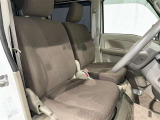 シンプルながら機能性あふれる運転席廻りです。視界性もよく、運転しやすいですよ。