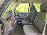 前席は運転席と助手席の間にゆとりがあり、座面と背もたれが体を受け止める形状です。窓から外の様子を確認しやすく、落ち着いた色調で過ごしやすい室内です。