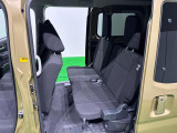 ヘッドレスト付分割型リヤシートは荷物の状況に応じた使い勝手も良く、水平格納式で簡単に折り畳めます。