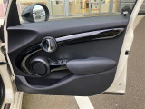 販売車両には法定整備がしっかりと含まれています。見えない部分のトラブルを事前に防止し、安全面を最優先に考えた整備を行ってから納車されるため、納車日から快適に走行できます。
