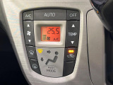 【オートエアコン】一度お好みの温度に設定すれば、車内の温度を検知し風量や温度を自動で調整。暑い&hellip;寒い&hellip;と何度もスイッチ操作をする必要はありません。快適な車内空間には必須の機能ですね♪