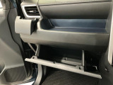 【収納部】パッと手に取りたい小物の置き場に便利。その他、沢山の収納部がございます。