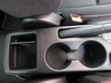 運転席・助手席どちらからも使いやすく、飲み物を手元に置きやすい位置にドリンクホルダーがございます。