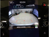 後方映像を11.6インチディスプレイに表示し、ステアリング連動ガイドラインが駐車をサポート。さらに後退時はリヤ4センサーが障害物を検知し、必要に応じてブレーキが作動します。