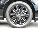 ★右前タイヤ★専用デザインの17インチアルミホイールを装着!タイヤ詳細 205/55R17インチでタイヤの溝は、6mmございます。
