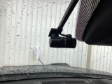 別途SDカードの購入が必要です。運転中の映像・音声などを記録して、交通事故やトラブルが起きた時の正確な状況把握に役立つドライブレコーダーが装着されています。