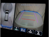 前後左右4つのカメラを合成して上から見ているような感覚で駐車を行っていただけます♪ 切り替えスイッチであらゆるカメラモードに切り替えが可能です!