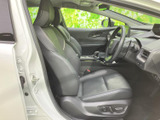 運転席と助手席は、身体を支える形状のシートで落ち着いた雰囲気です。ドアを開けた際の見通しもよく、乗り降りしやすい開口部で、前席での移動を快適に楽しめます。