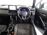 革巻きステアリングで快適な操作性の運転席です。