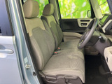明るい色合いのシートが広がり、運転席と助手席にゆったり座れる空間です。前方の視界も開けており、乗り降りの際にも車内の様子を確認しやすくなっています。