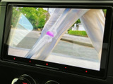 テレビ映像を楽しめるモニターを装備。停車中の待ち時間に番組を視聴でき、車内で過ごすひとときをより快適にします。画面表示も見やすく、操作時に便利です。