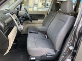 前席は座面と背もたれに厚みがあり、ゆったりと腰掛けられる形状です。運転席から前方を見渡しやすく、助手席の方も落ち着いて過ごせる、日常使いにうれしい室内空間です。